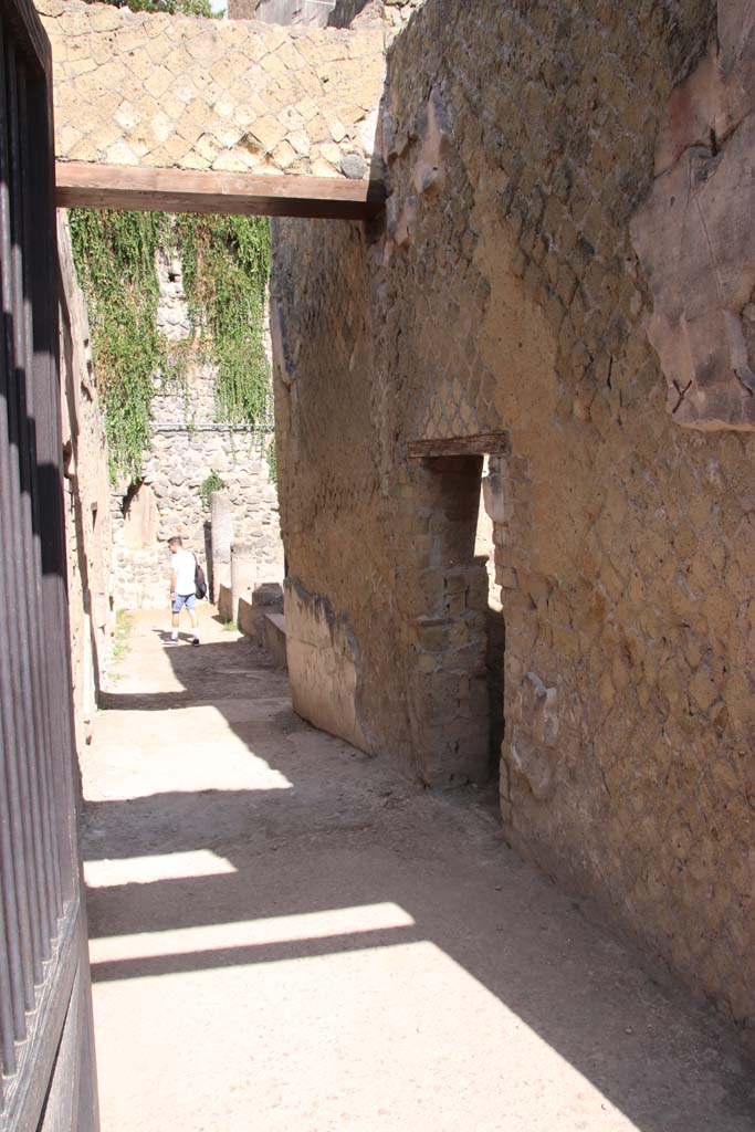 VII.2 Herculaneum, September 2019.
Looking west along entrance corridor and towards north wall with doorway to small room.
Photo courtesy of Klaus Heese.